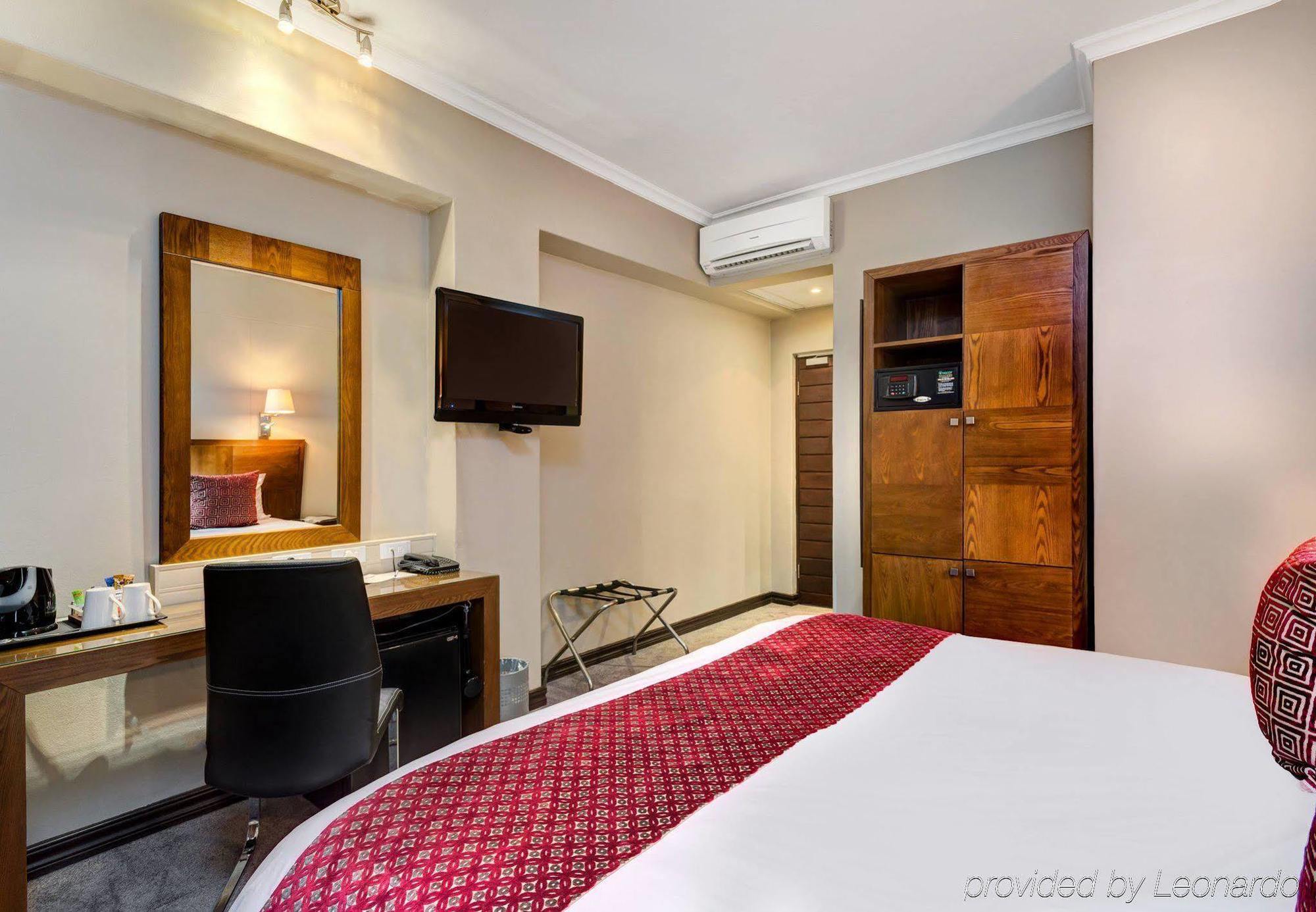 Protea Hotel By Marriott Pretoria Hatfield Exterior foto